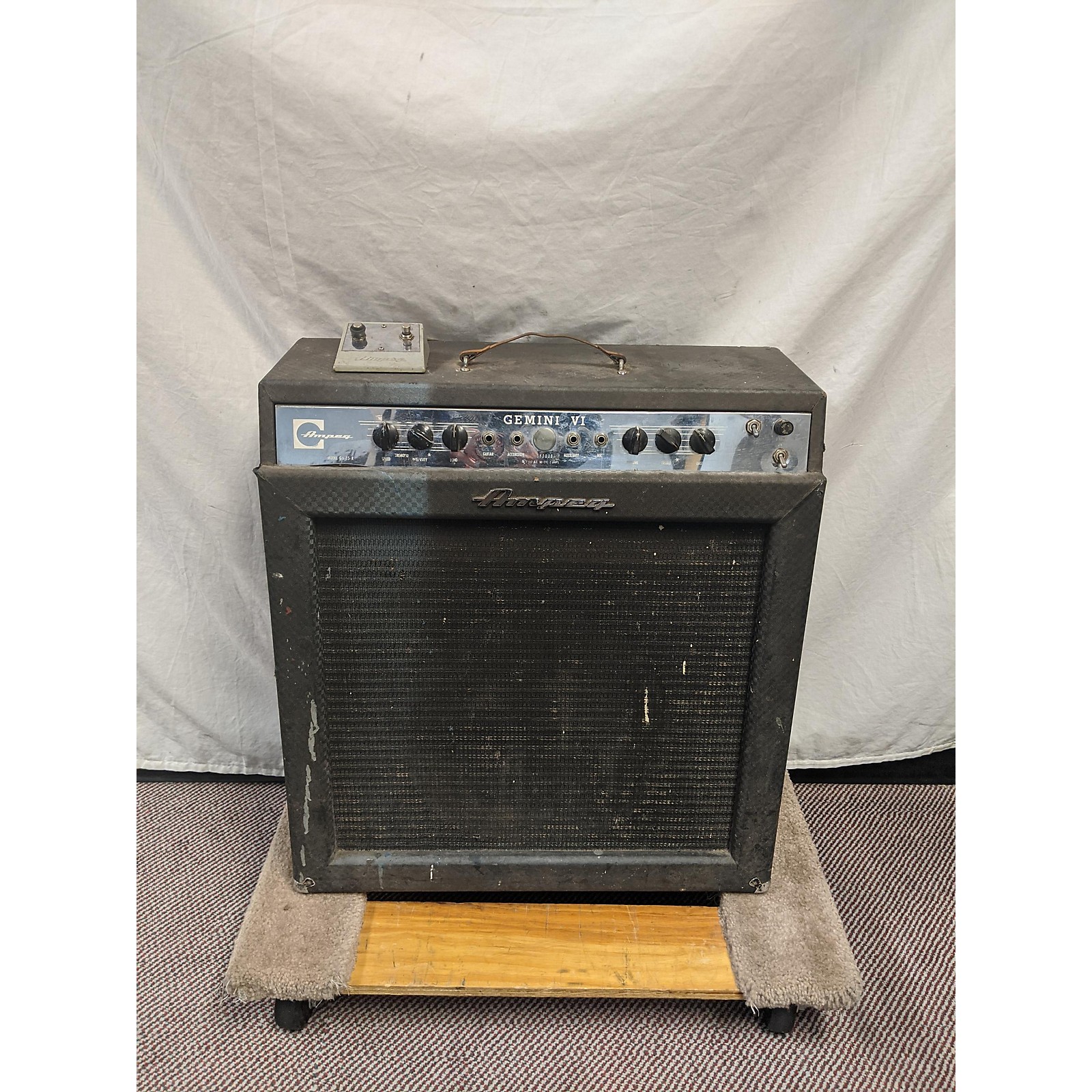 Vintage Ampeg 1960s Gemini IV Tube Guitar Combo Amp Musician's Friend