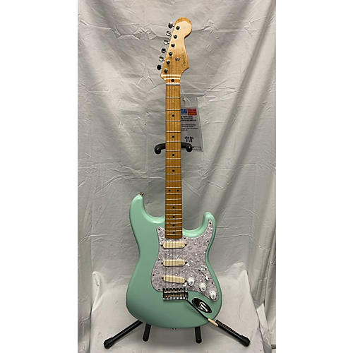 Fender 2010s Classic Player '60s Stratocaster Solid Body Electric Guitar Seafoam Green