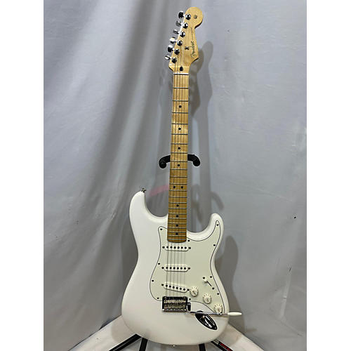 Fender 2022 Player Stratocaster Solid Body Electric Guitar Pearl White