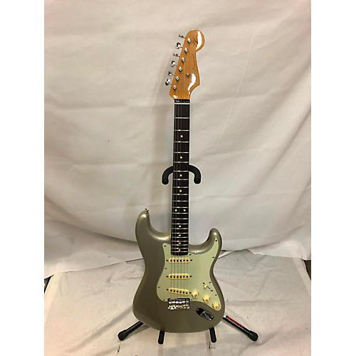 Fender Artist Series Robert Cray Stratocaster Solid Body Electric Guitar Silver