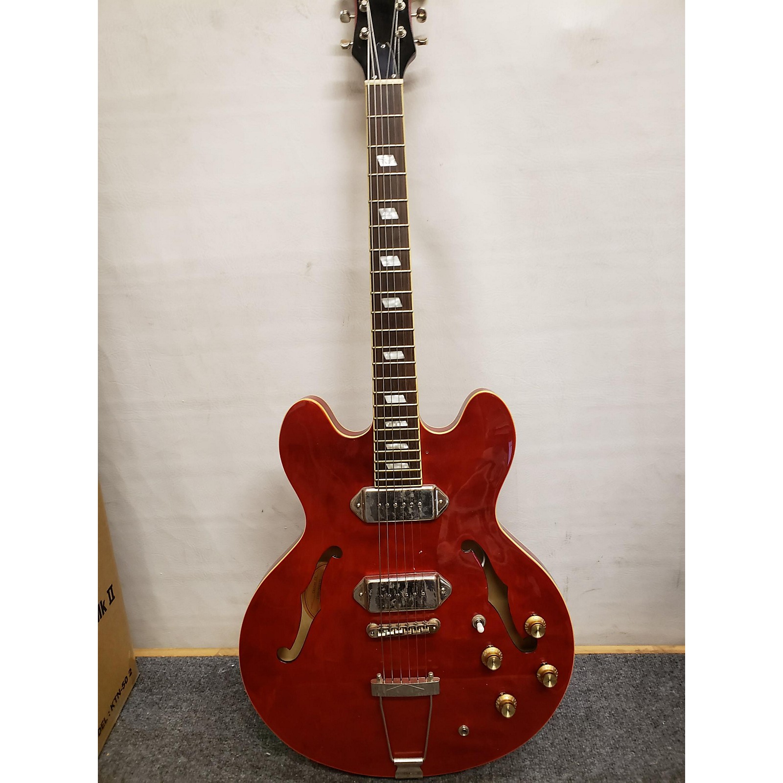 Used Epiphone Casino Hollow Body Electric Guitar Cherry | Musician's Friend