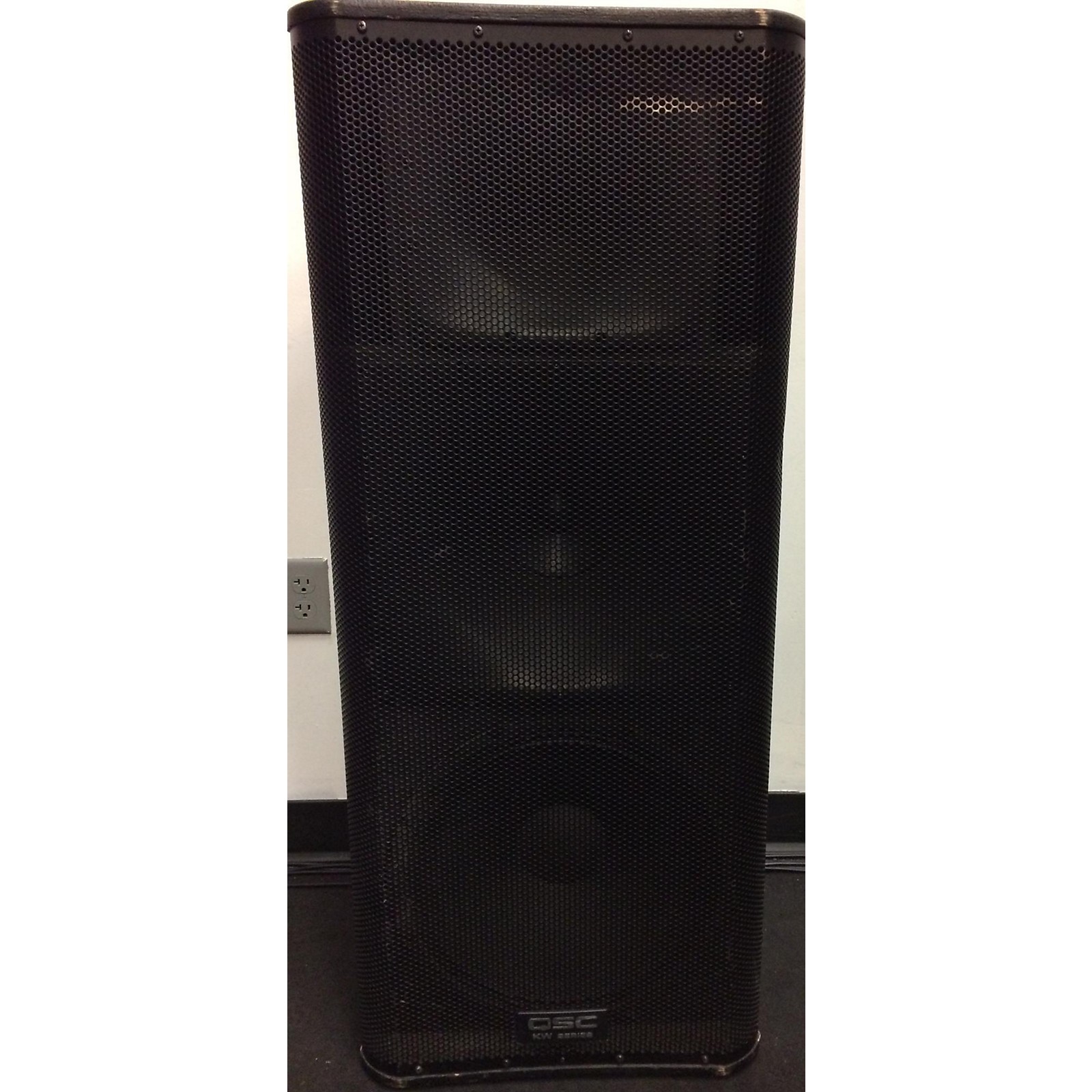 Used QSC KW153 15in 3Way Powered Speaker Musician's Friend