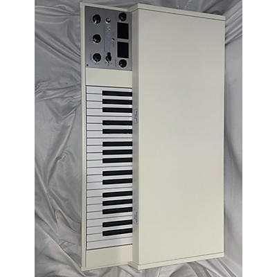 Mellotron M4000D Synthesizer