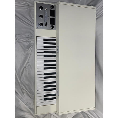 Mellotron M4000D Synthesizer