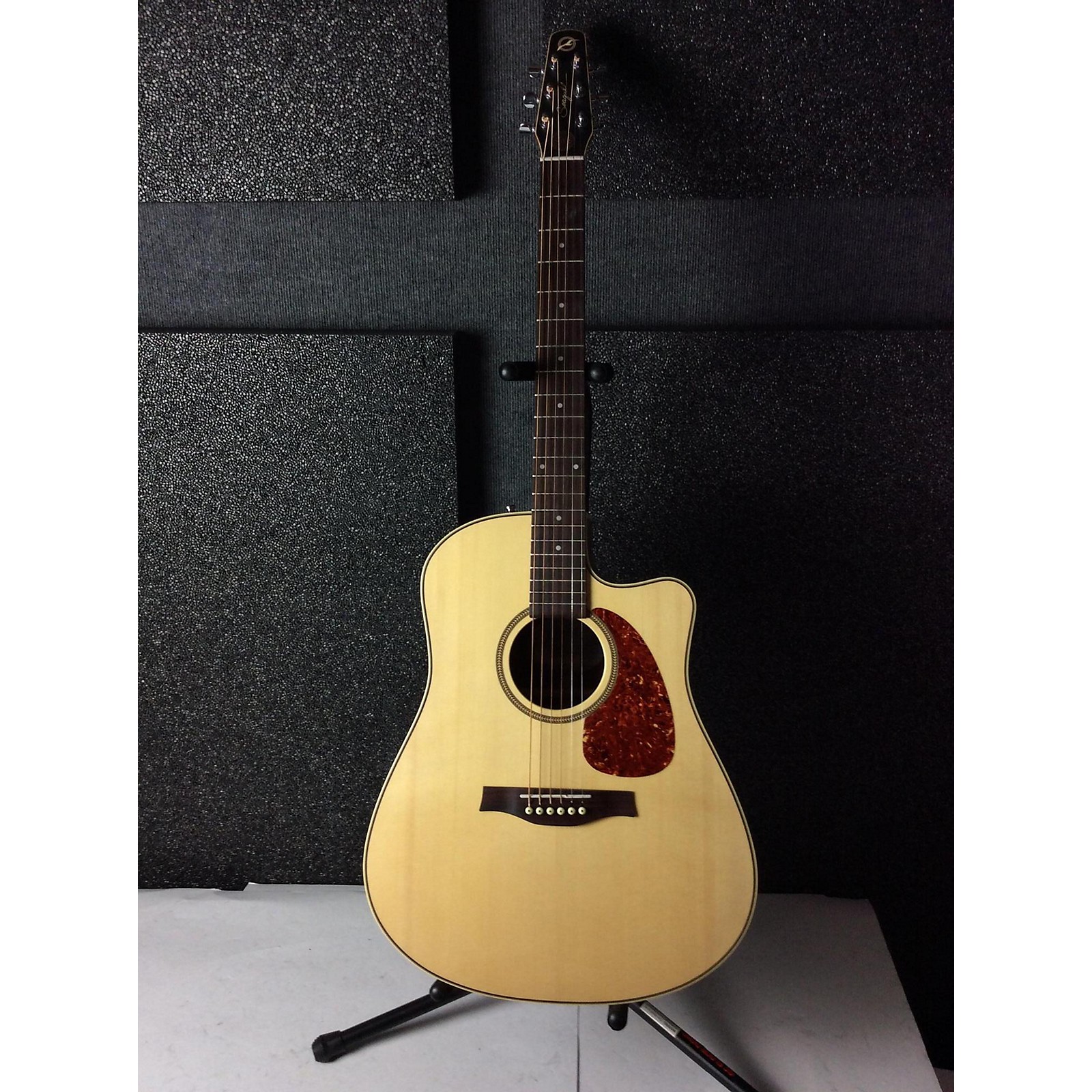 Used Seagull Maritime Cutaway Acoustic Electric Guitar Natural