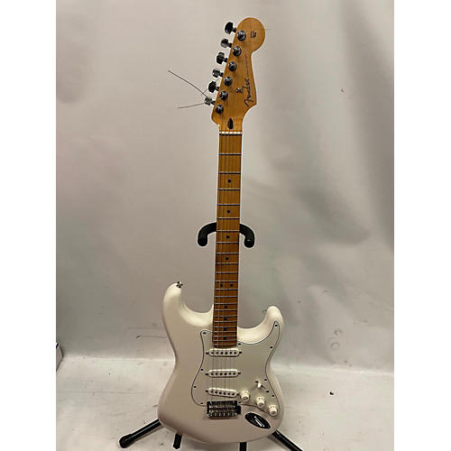 Fender Player Stratocaster Solid Body Electric Guitar Arctic White