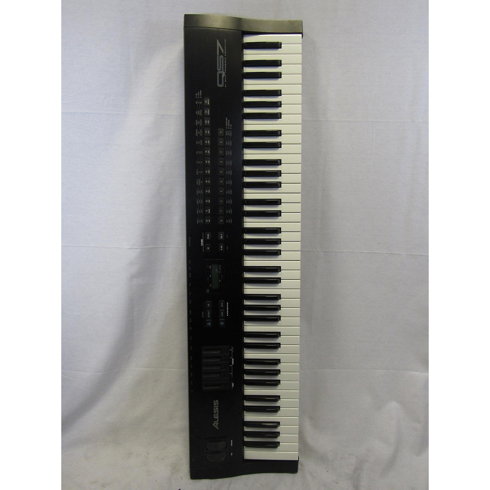 Used Alesis QS7 Synthesizer | Musician's Friend