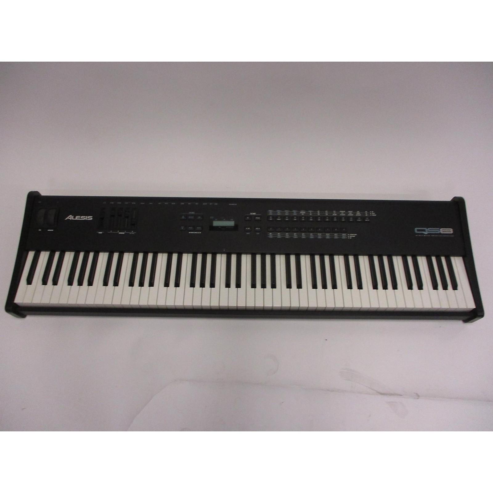Alesis QS8.1 Keyboard Workstation Musician