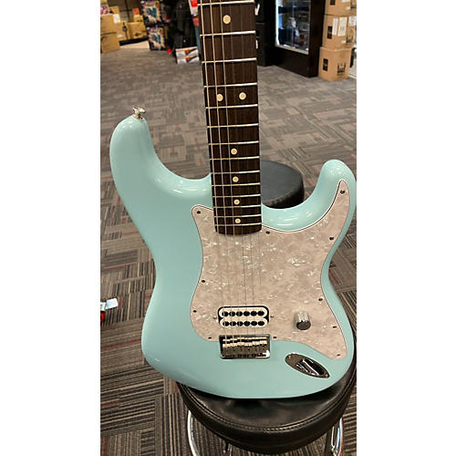 Fender Tom Delonge Signature Stratocaster Solid Body Electric Guitar Daphne Blue