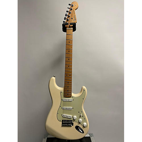 Fender Used 2007 Fender Standard Stratocaster White Solid Body Electric Guitar White