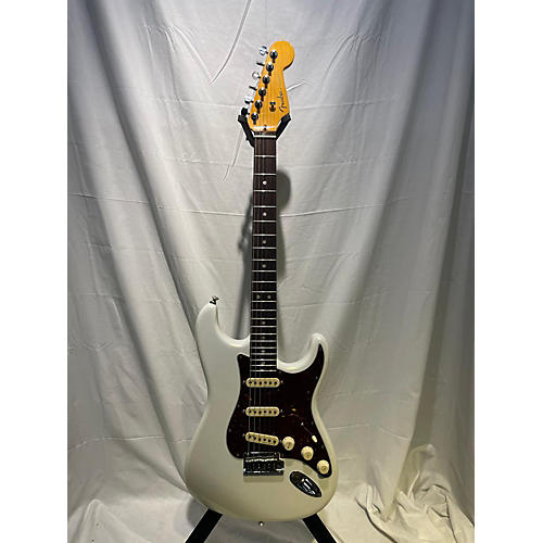 Fender Used 2022 Fender American Ultra Stratocaster Arctic Pearl Solid Body Electric Guitar Arctic Pearl