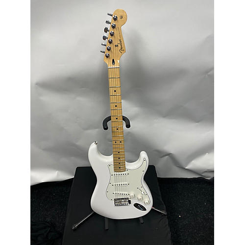 Fender Used 2022 Fender Player Stratocaster Arctic White Solid Body Electric Guitar Arctic White