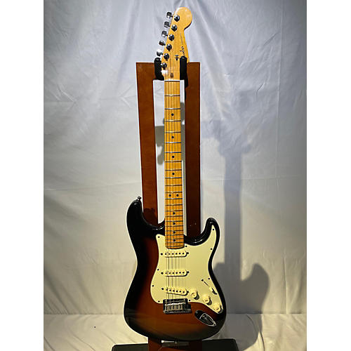 Fender Used Fender American Deluxe Stratocaster V Neck Sunburst Solid Body Electric Guitar Sunburst