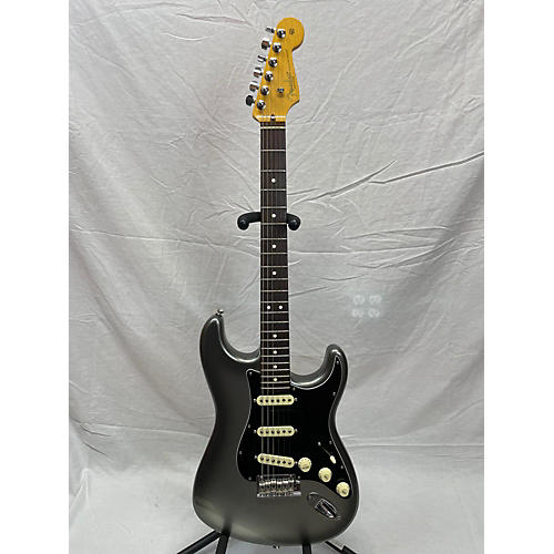 Fender Used Fender American Professional II Stratocaster Silver Solid Body Electric Guitar Silver