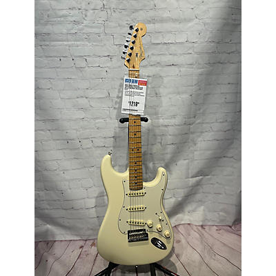 Fender Used Fender American Professional Stratocaster SSS Alpine White Solid Body Electric Guitar