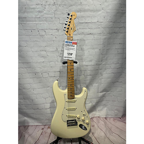 Fender Used Fender American Professional Stratocaster SSS Alpine White Solid Body Electric Guitar Alpine White