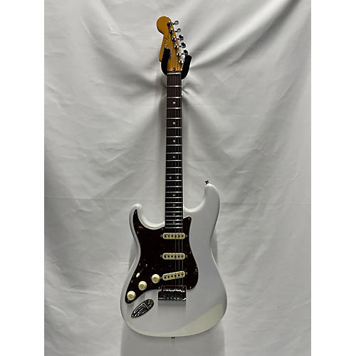 Fender Used Fender American Ultra Stratocaster Arctic Pearl Solid Body Electric Guitar Arctic Pearl