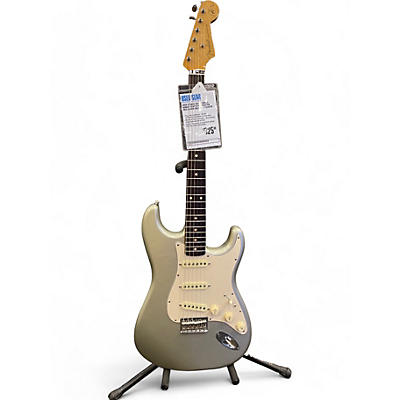 Fender Used Fender Artist Series Robert Cray Stratocaster Inca Silver Solid Body Electric Guitar