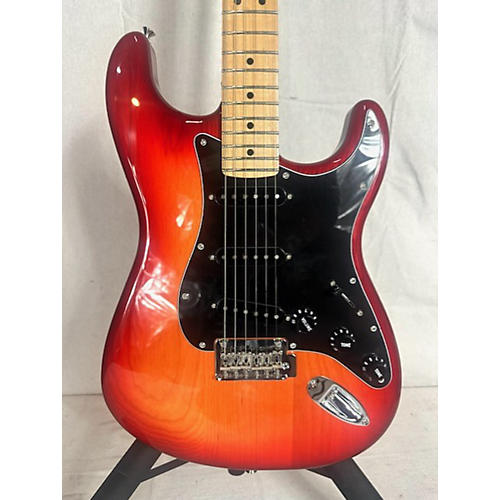 Fender Used Fender Deluxe Stratocaster Aged Cherry Sunburst Solid Body Electric Guitar Aged Cherry Sunburst