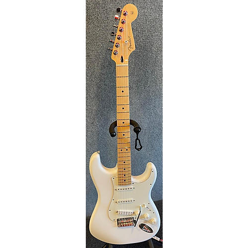 Fender Used Fender Player Stratocaster White Solid Body Electric Guitar White