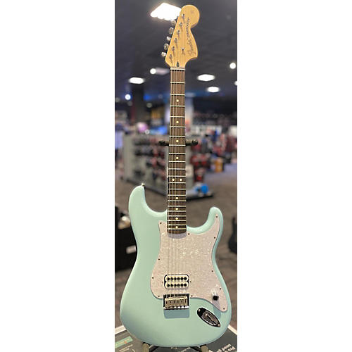 Fender Used Fender Tom Delonge Stratocaster With Invader SH8 Pickup Daphne Blue Solid Body Electric Guitar Daphne Blue